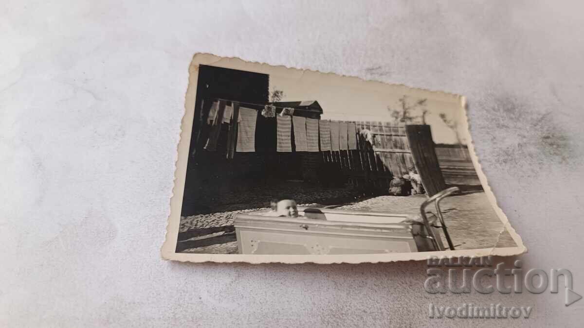 Φωτογραφία Σόφια μωρό σε ρετρό παιδικό καρότσι στην αυλή 1935