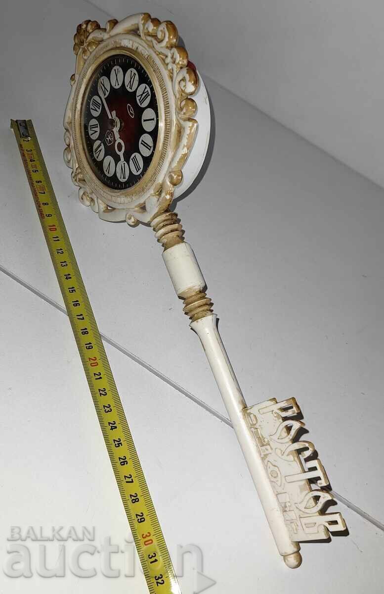 Παράδοση ΣΠΑΝΙΟ ΣΟΣΙΑΛΙΣΤΙΚΟ ΕΠΙΤΡΑΠΕΖΙΟ ΡΟΛΟΪ ΞΥΠΝΗΤΗΡΙ ΜΕ ΚΛΕΙΔΙ