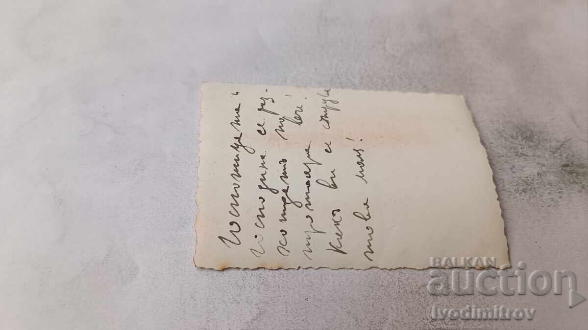 Φωτογραφία Σόφια Κορίτσι και μικρό αγοράκι στο πεζοδρόμιο με τιμή € 1.17 | 2.29 BGN