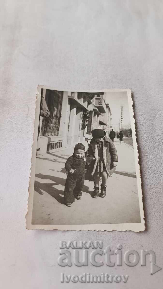 Φωτογραφία Σόφια Κορίτσι και μικρό αγοράκι στο πεζοδρόμιο