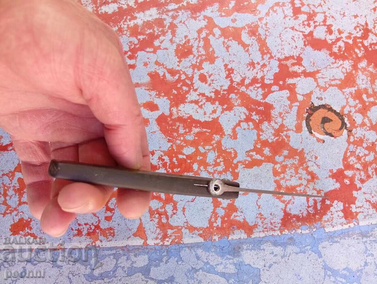 Аукцион Много стар джобен нож с рогови чирени Аукцион Много стар джобен нож с рогови чирени