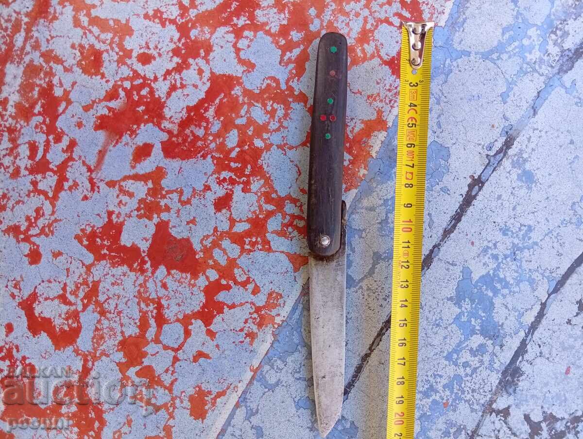 Много стар джобен нож с рогови чирени Много стар джобен нож с рогови чирени