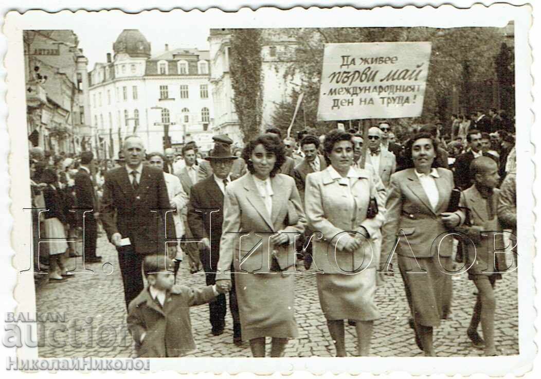 МАЛКА СТАРА СНИМКА ПЛЕВЕН 1 МАЙ МАНИФЕСТАЦИЯ Ж564 МАЛКА СТАРА СНИМКА ПЛЕВЕН 1 МАЙ МАНИФЕСТАЦИЯ Ж564