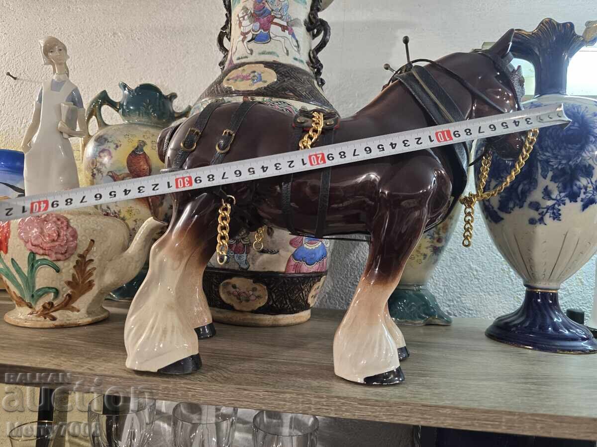 Delivery of Collector's item – porcelain horse figurine!