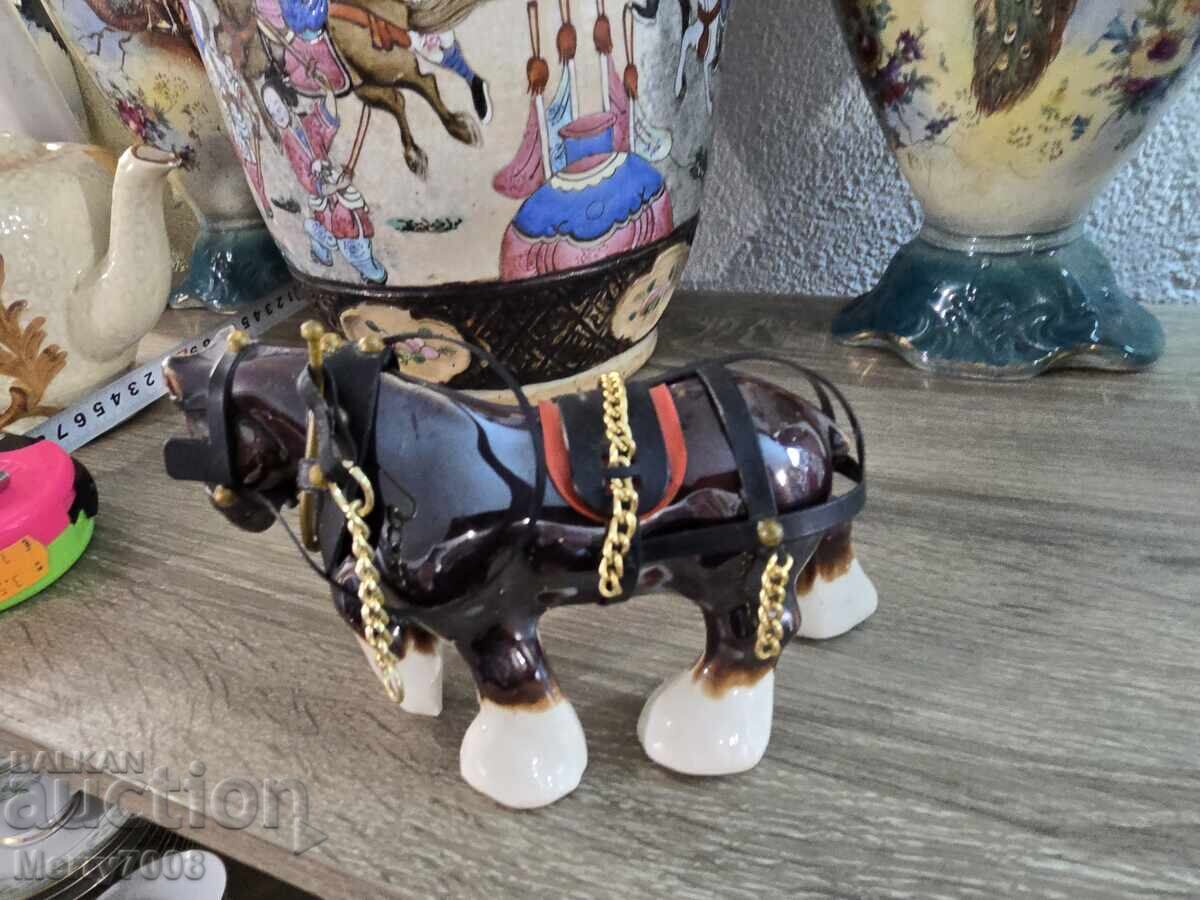 Elegantă figurină de colecție din porțelan reprezentând un cal !!! cu preț € 15.00 | 29.34 BGN