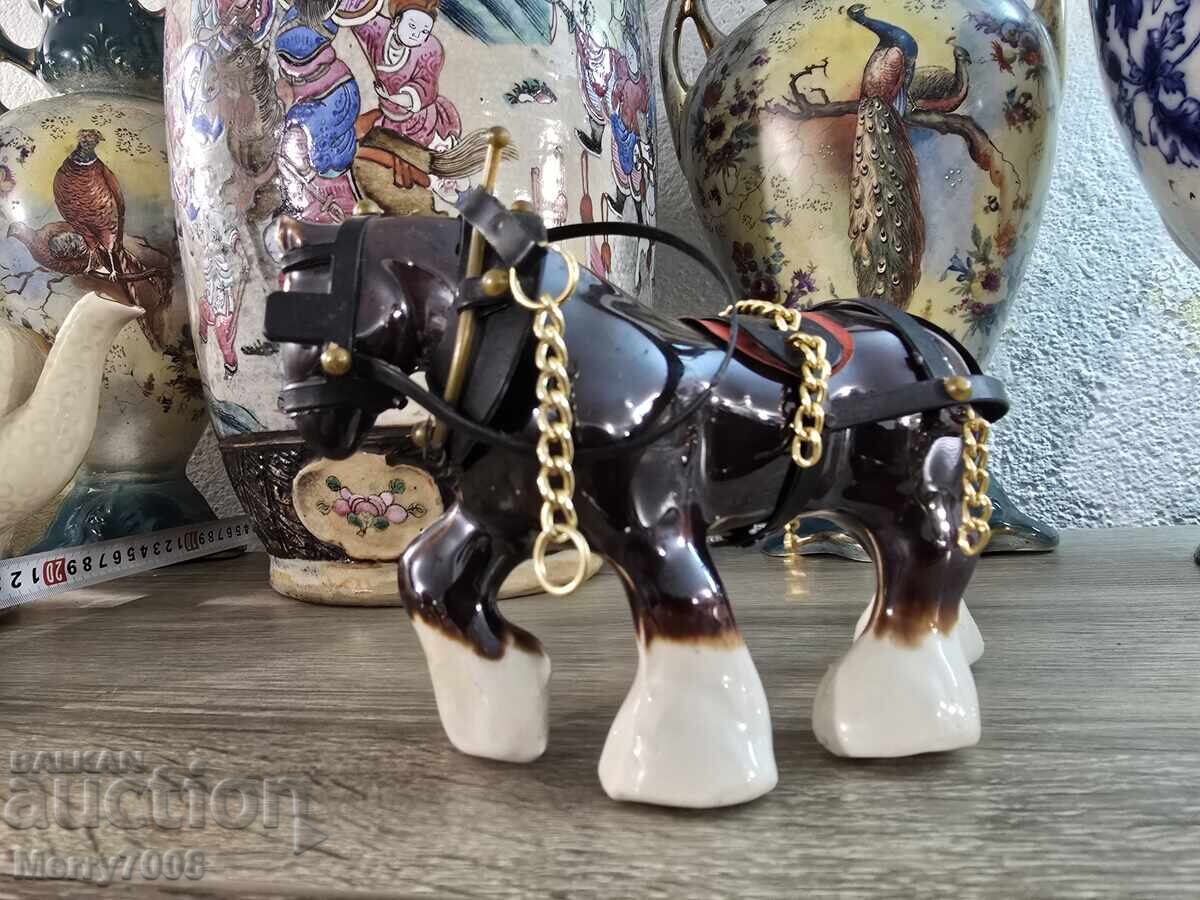 Licitație Elegantă figurină de colecție din porțelan reprezentând un cal !!!