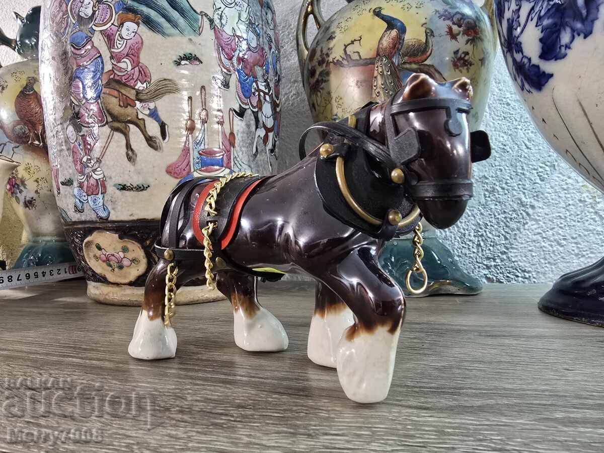 Livrarea Elegantă figurină de colecție din porțelan reprezentând un cal !!!