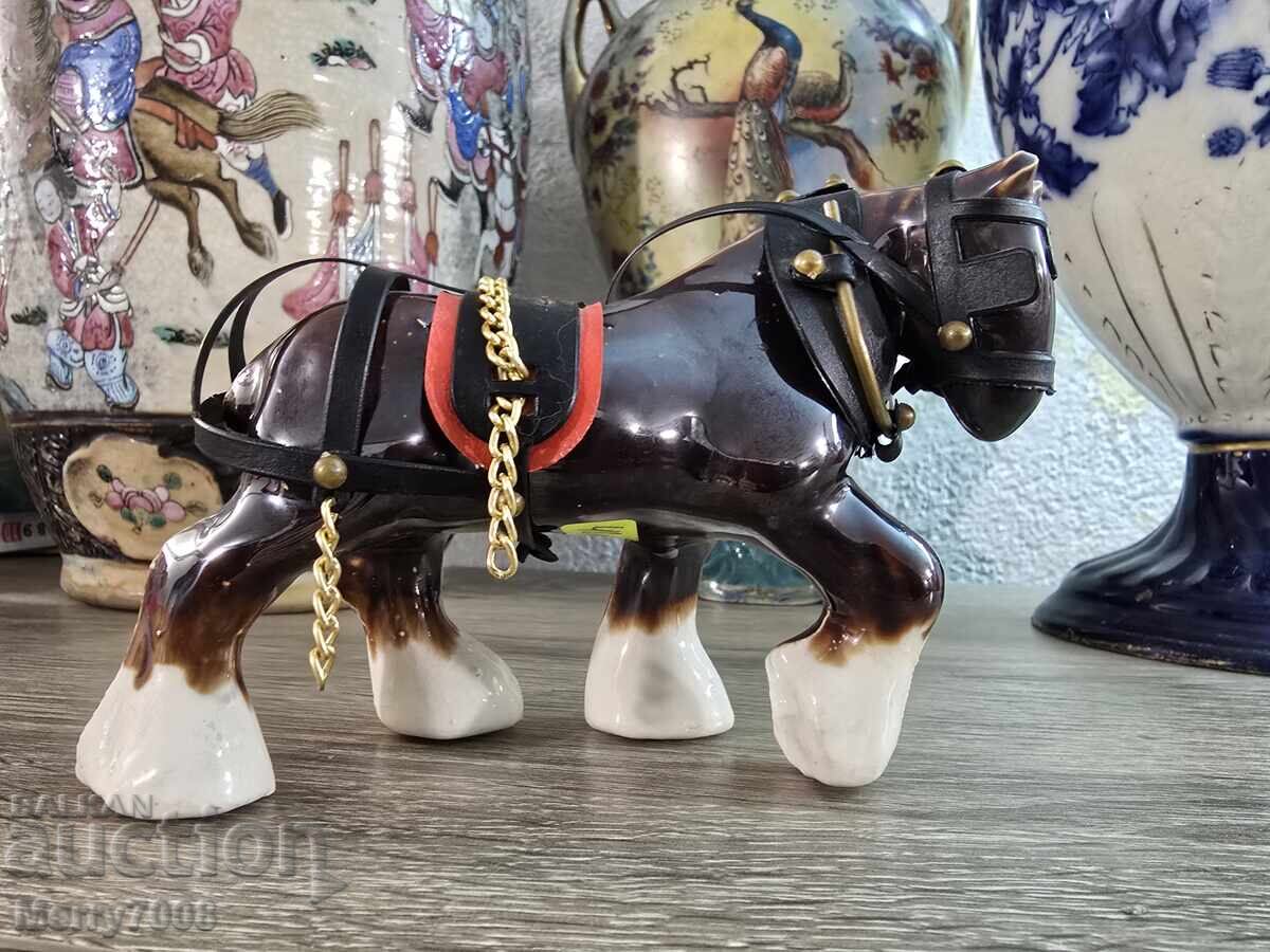 Elegantă figurină de colecție din porțelan reprezentând un cal !!!