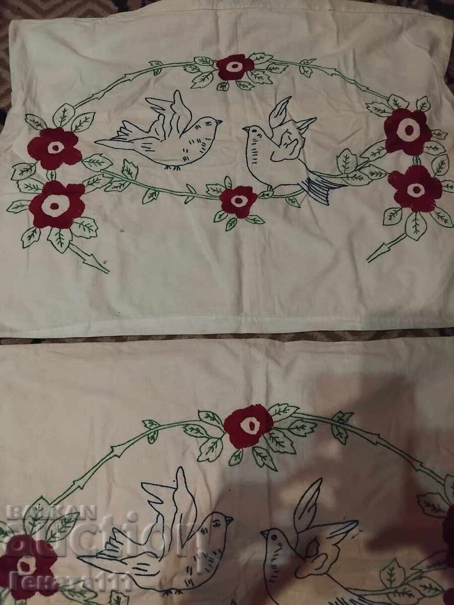 Huse vechi de pernă brodate cu preț € 15.00 | 29.34 BGN