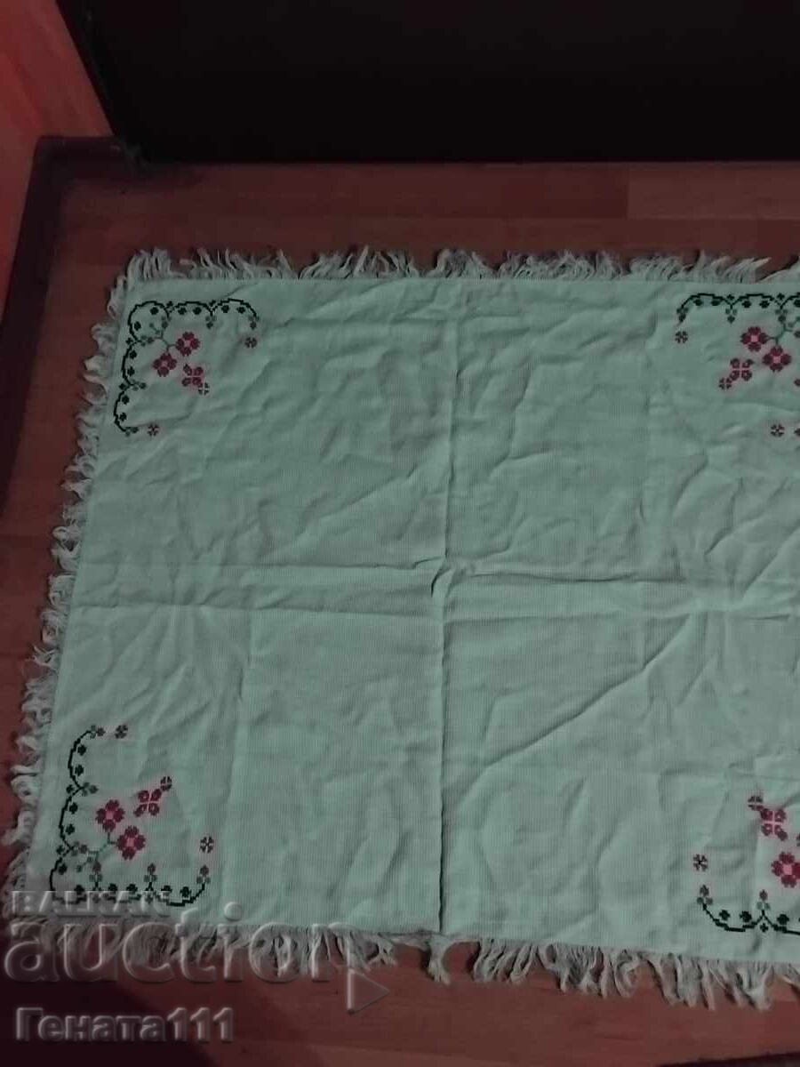 Стара покривка каре бродерия с цена € 10.00 | 19.56 лв.