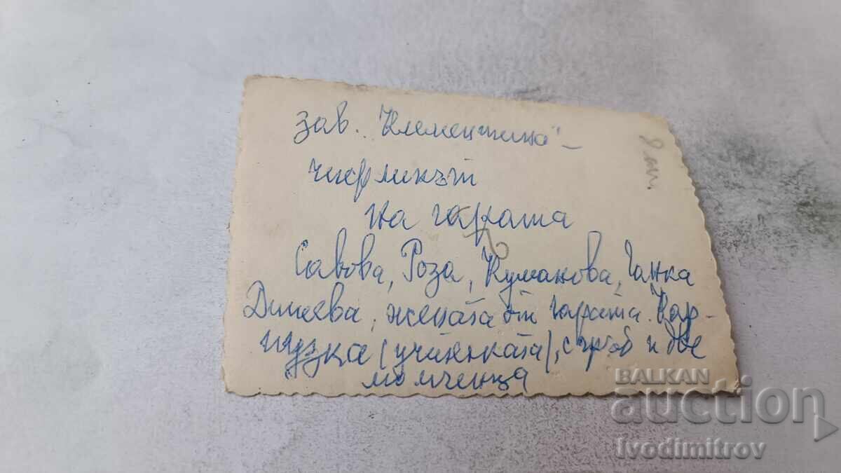 Fotografie femei de la fabrica Clementina pe peronul unei stații de cale ferată cu preț € 1.06 | 2.07 BGN Fotografie femei de la fabrica Clementina pe peronul unei stații de cale ferată cu preț € 1.06 | 2.07 BGN