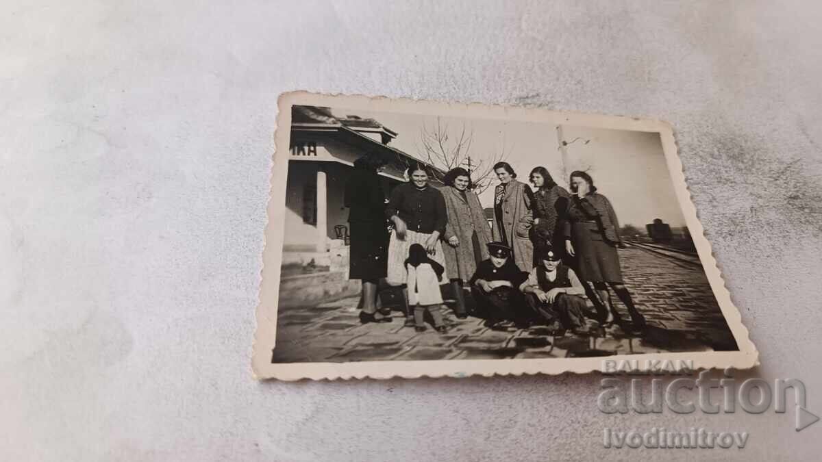 Fotografie femei de la fabrica Clementina pe peronul unei stații de cale ferată Fotografie femei de la fabrica Clementina pe peronul unei stații de cale ferată