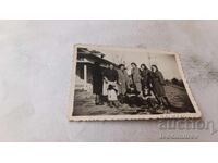 Fotografie femei de la fabrica Clementina pe peronul unei stații de cale ferată