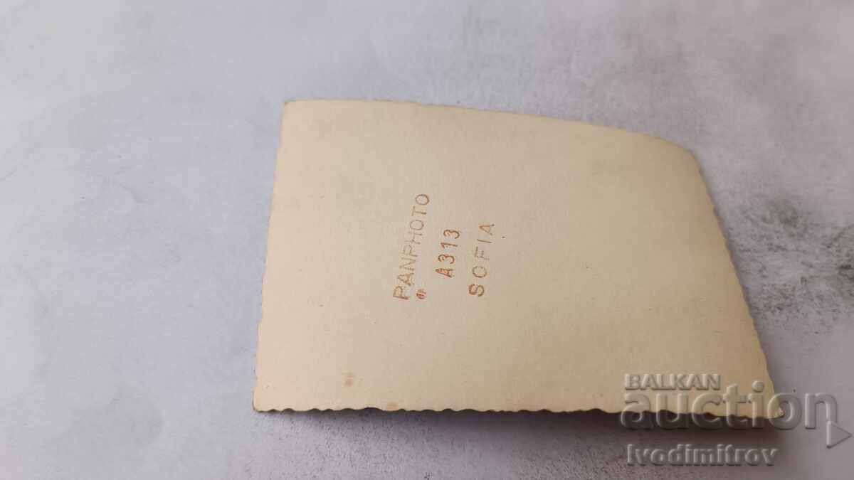 Fotografie cu tineri și tinere așezați la o masă la munte cu preț € 0.74 | 1.45 BGN Fotografie cu tineri și tinere așezați la o masă la munte cu preț € 0.74 | 1.45 BGN