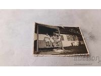 Photo Young girls sitting on a terrace railing
