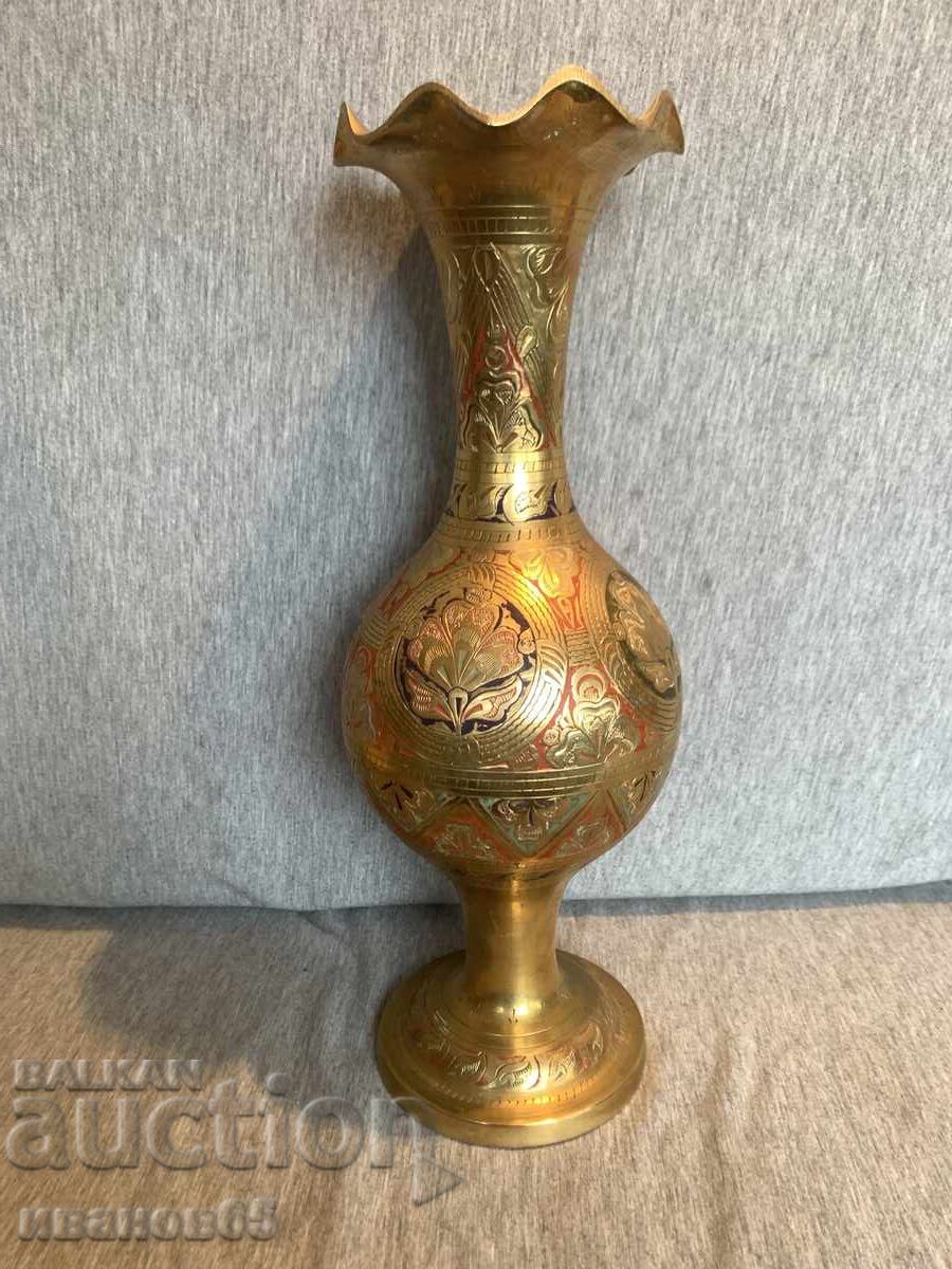 Vază veche din alamă gravată cu preț € 35.00 | 68.45 BGN Vază veche din alamă gravată cu preț € 35.00 | 68.45 BGN