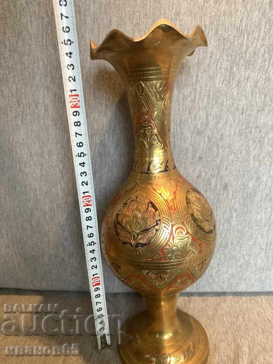 Licitație Vază veche din alamă gravată Licitație Vază veche din alamă gravată