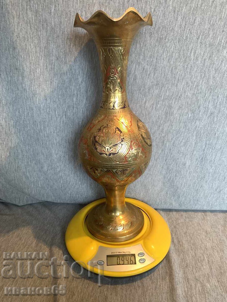 Livrarea Vază veche din alamă gravată Livrarea Vază veche din alamă gravată