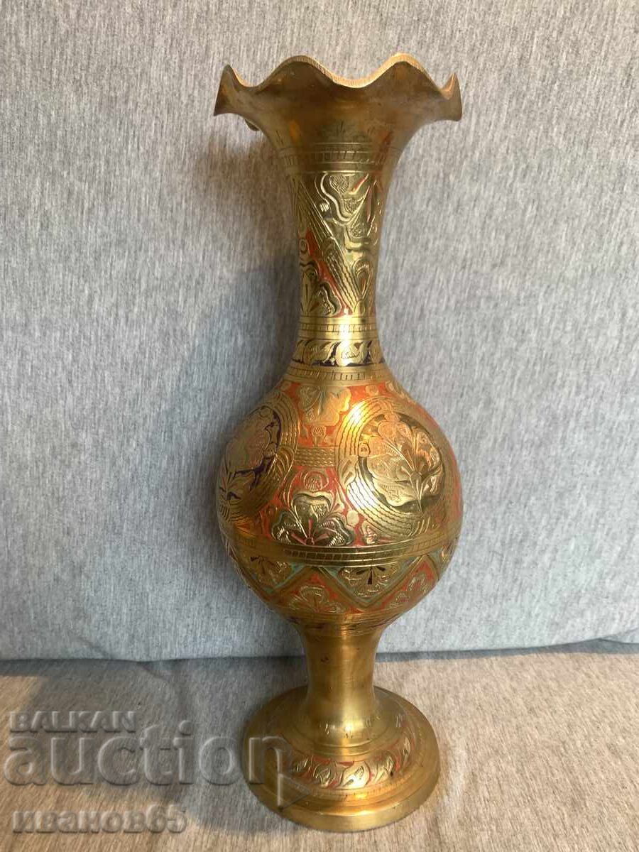 Vază veche din alamă gravată Vază veche din alamă gravată