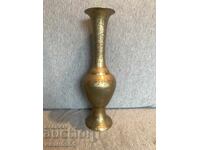 Παλιά χαραγμένη ορειχάλκινη βάζα