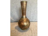 Παλιά χαραγμένη ορειχάλκινη βάζα
