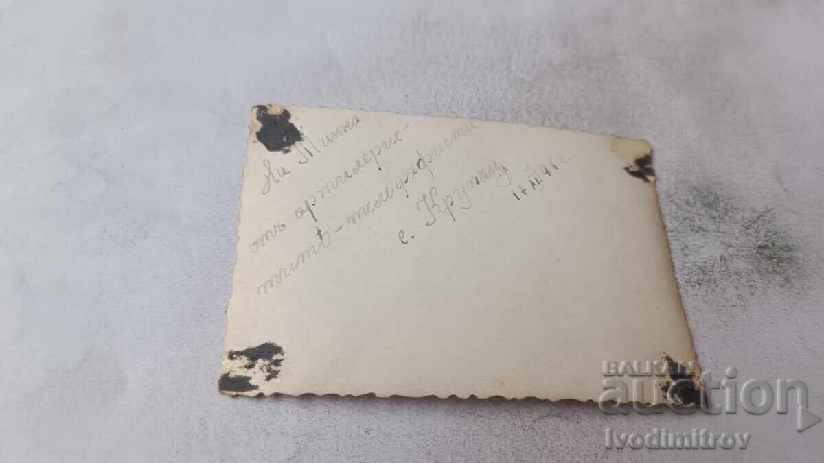 Fotografie Krupets Soldați dansând vals în curte 1944 cu preț € 1.17 | 2.29 BGN Fotografie Krupets Soldați dansând vals în curte 1944 cu preț € 1.17 | 2.29 BGN