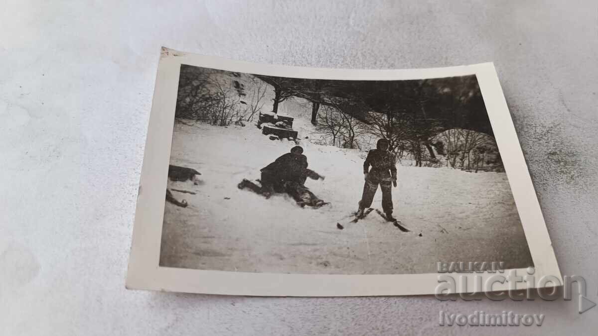 Снимка Шумен Младежи и девойки през зимата 1945