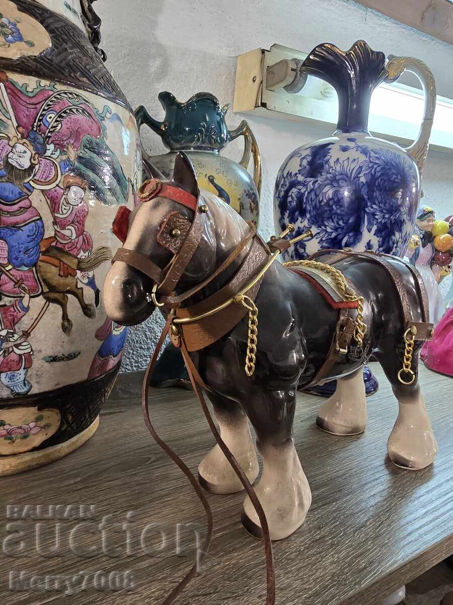 Προσφέρω συλλεκτικό πορσελάνινο άλογο προς πώληση!
