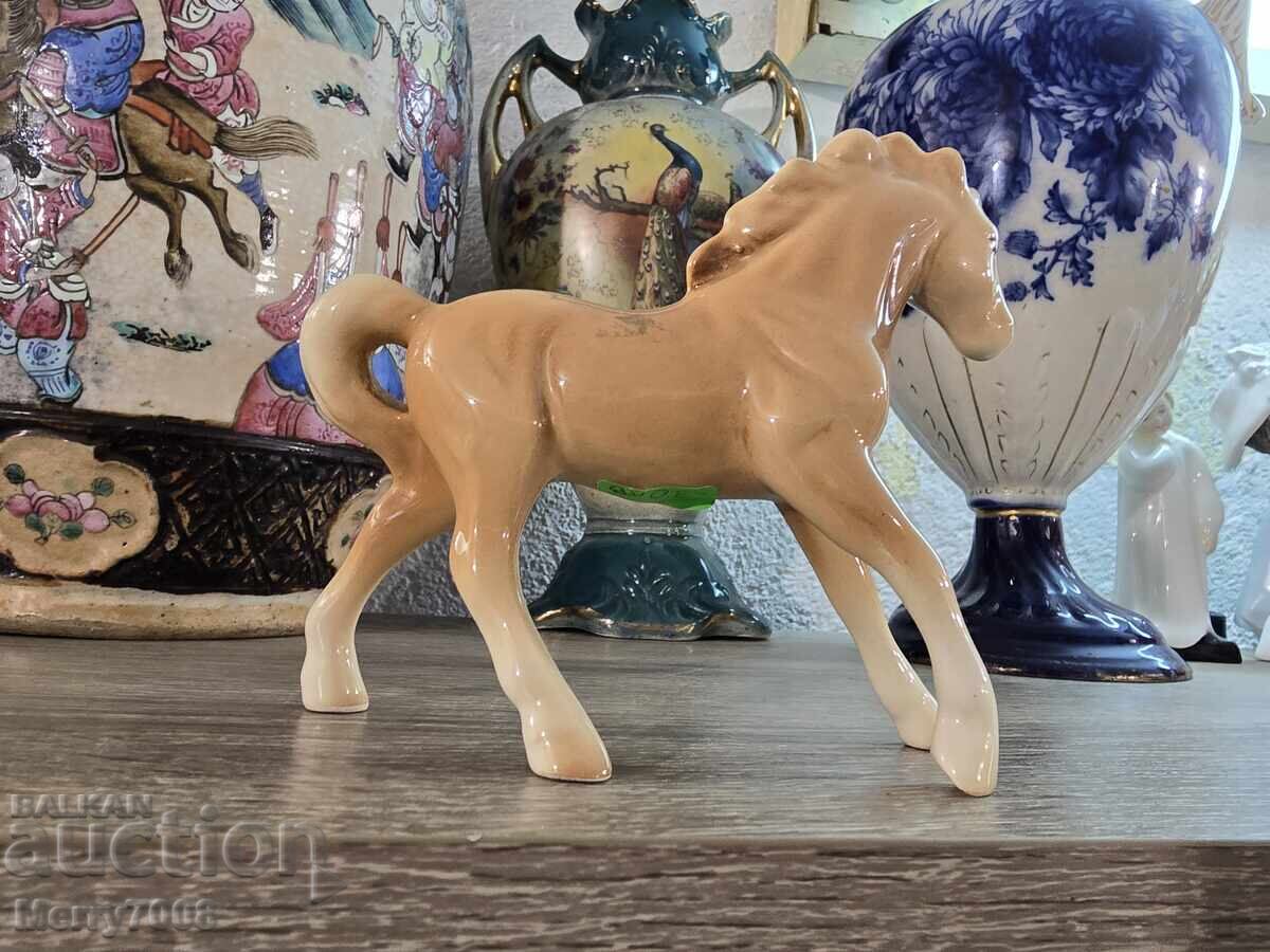 Προσφέρω ένα εκλεπτυσμένο συλλεκτικό πορσελάνινο άλογο! με τιμή € 20.00 | 39.12 BGN