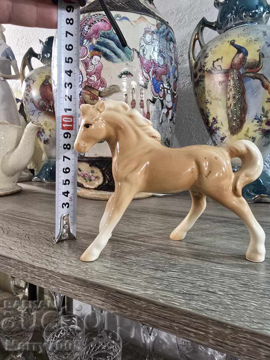 Παράδοση Προσφέρω ένα εκλεπτυσμένο συλλεκτικό πορσελάνινο άλογο!