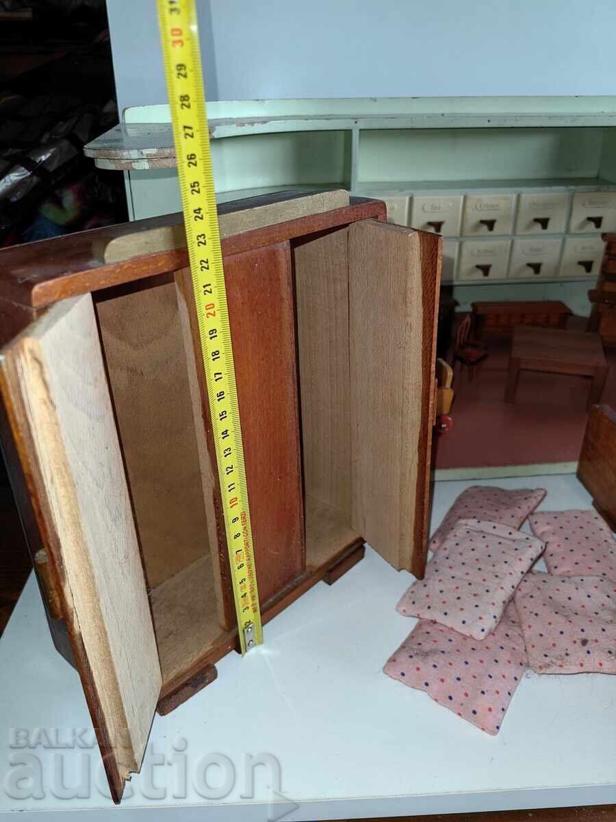 LUMEA PĂPUȘILOR - LOT JUCĂRII PENTRU COPII PĂPUȘĂ PĂPUȘI MOBILIER cu preț € 45.00 | 88.01 BGN