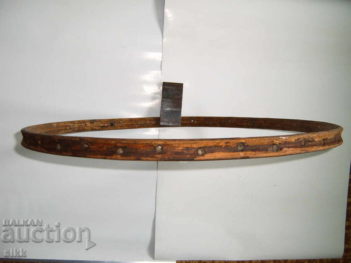 Roată de lemn pentru trăsură, veche, cu butuc și spițe cu preț € 50.00 | 97.79 BGN