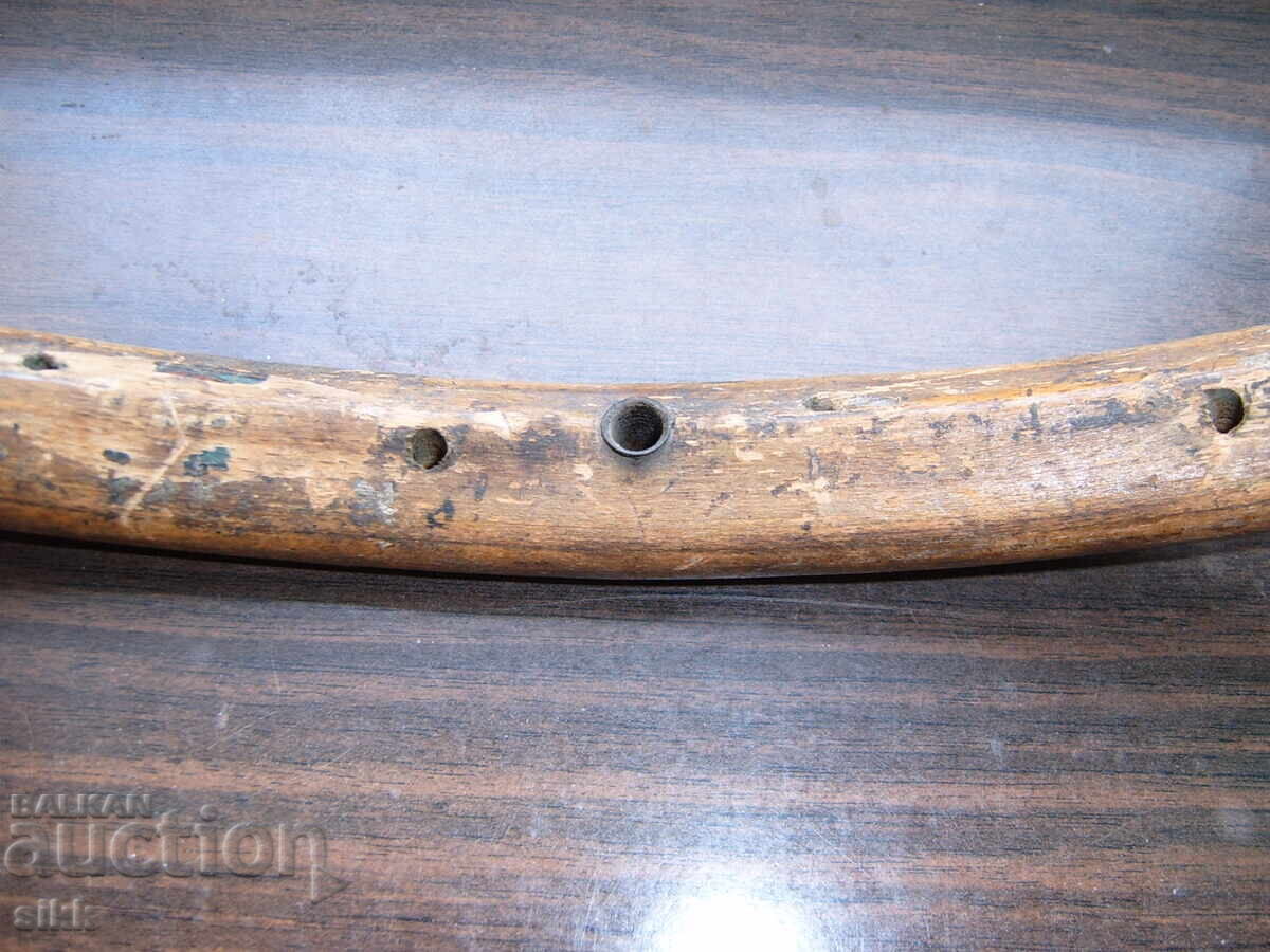 Licitație Roată de lemn pentru trăsură, veche, cu butuc și spițe