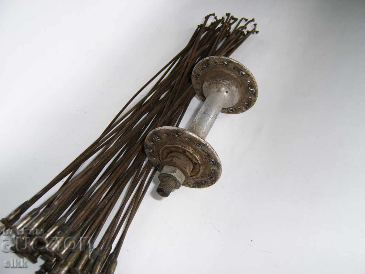 Roată de lemn pentru trăsură, veche, cu butuc și spițe - 6