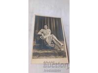 Fotografie Tânără femeie așezată pe un fotoliu