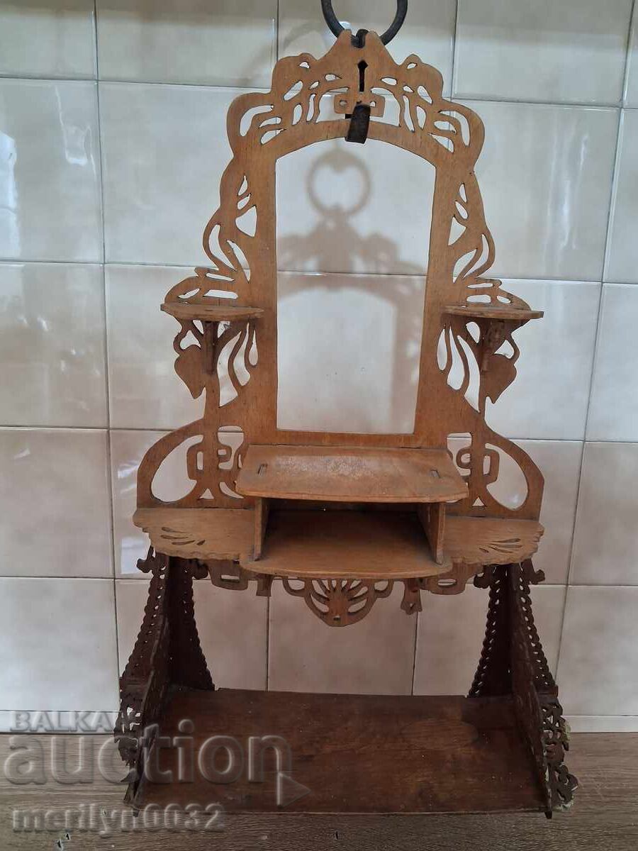 Παλαιό ξύλινο ράφι εικονοστασίου με ξυλόγλυπτα για εικόνες