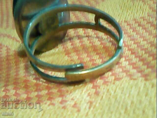 Licitație Inel vechi placat cu argint și aur, cu piatră naturală mare