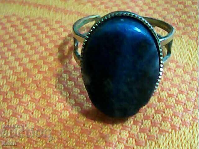 Inel vechi placat cu argint și aur, cu piatră naturală mare