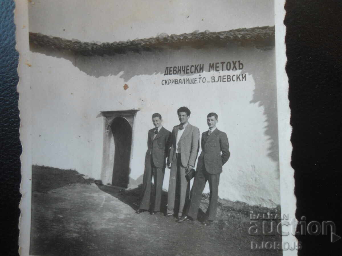 Стара снимка, Девически метохъ, скривалището, Васил Левски