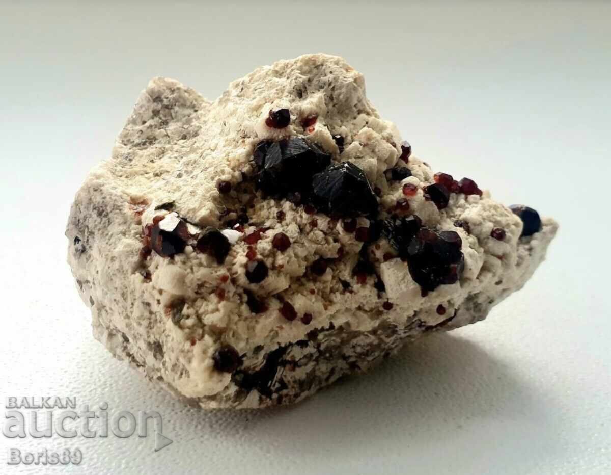 Гранат и микрогранати в матрица - Италия