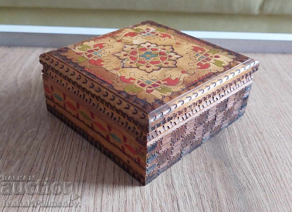 Livrarea Cutie din lemn pirogravată retro pentru colecționari