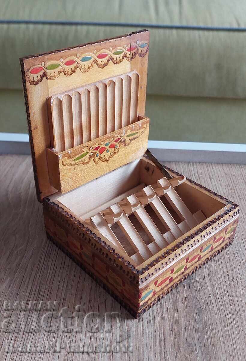 Cutie din lemn pirogravată retro pentru colecționari