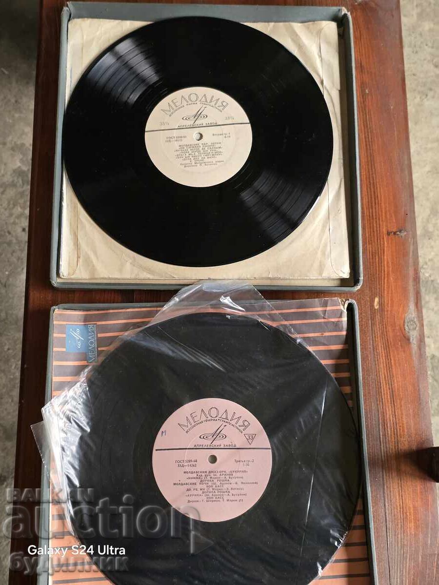 Πουλάω πάνω από 100 δίσκους βινυλίου, 2 τεμάχια ανά κουτί. Πολύ χαμηλή τιμή