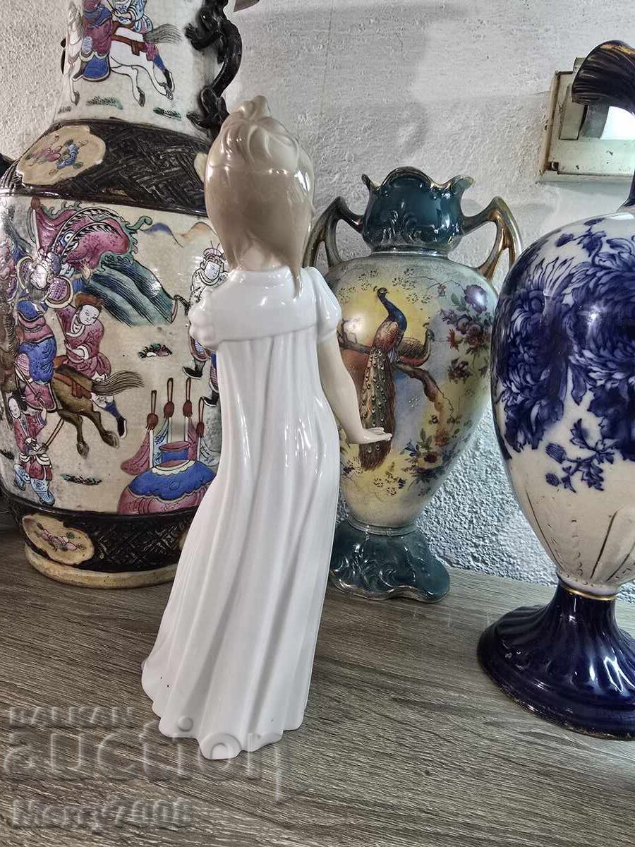 Porcelain figurine by the brand NAO by Lladro! with price € 0.01 | 0.02 BGN