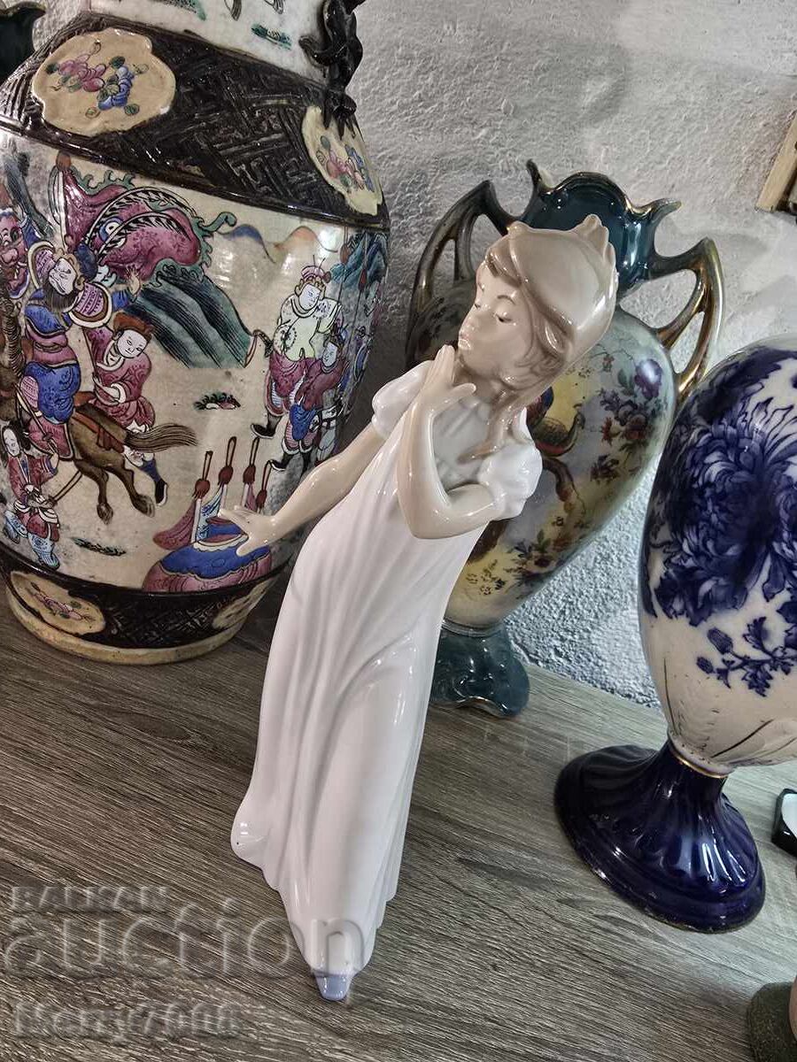 Porcelain figurine by the brand NAO by Lladro!