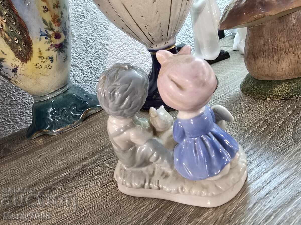Παράδοση Συλλεκτική πορσελάνινη φιγούρα που απεικονίζει δύο μικρά παιδιά Παράδοση Συλλεκτική πορσελάνινη φιγούρα που απεικονίζει δύο μικρά παιδιά