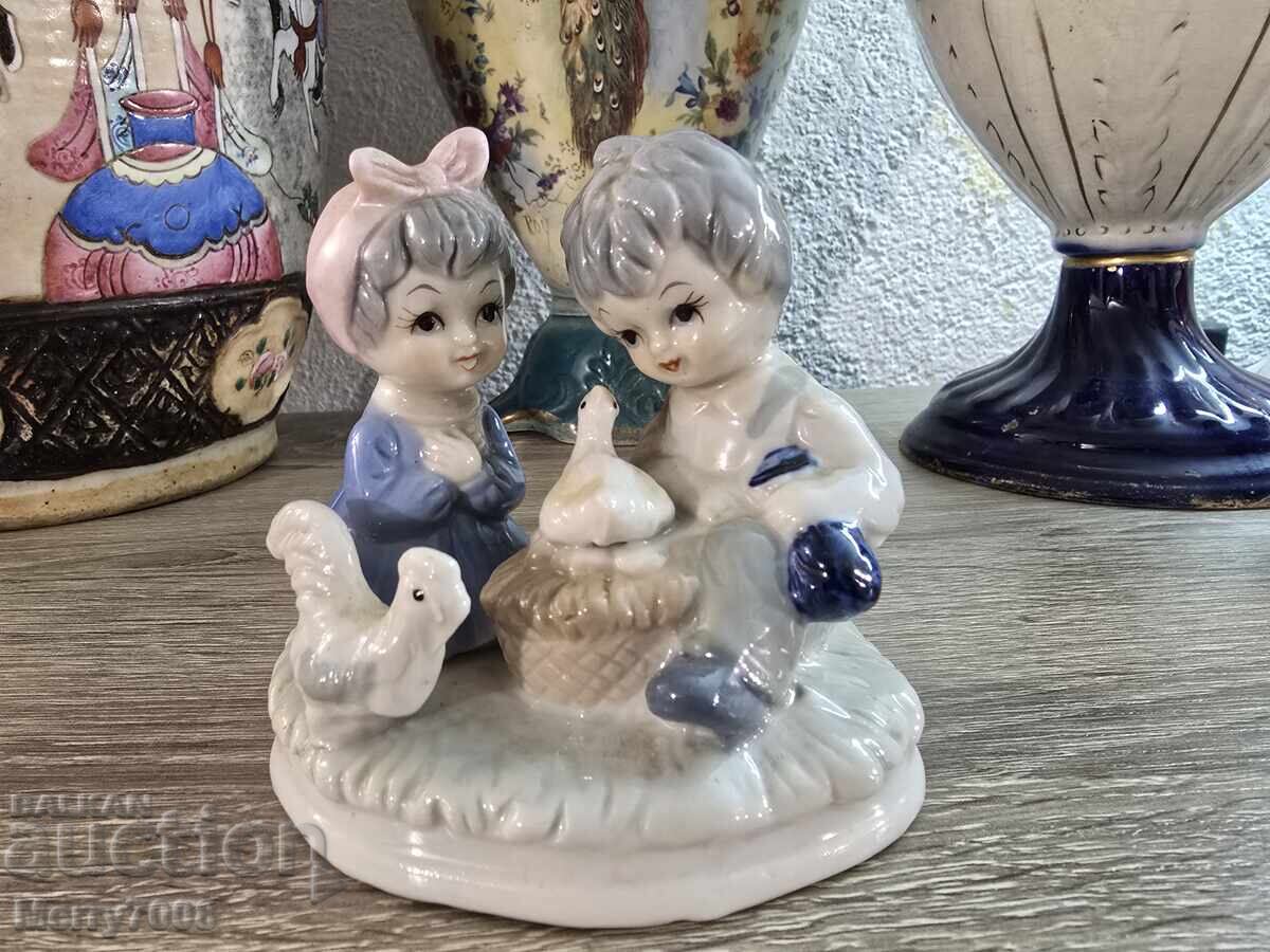 Συλλεκτική πορσελάνινη φιγούρα που απεικονίζει δύο μικρά παιδιά Συλλεκτική πορσελάνινη φιγούρα που απεικονίζει δύο μικρά παιδιά