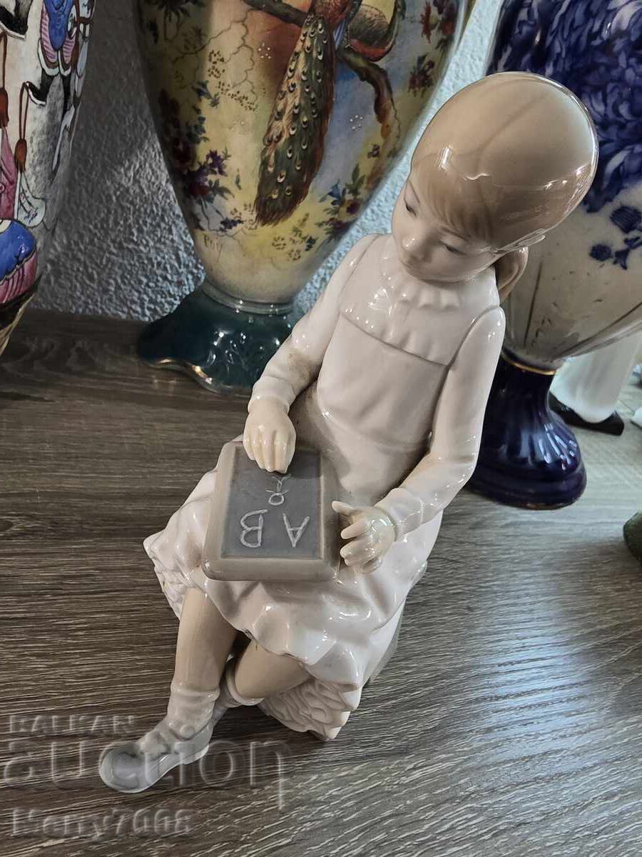 Figurină de colecție din porțelan marca NAO by Lladro cu preț € 0.01 | 0.02 BGN