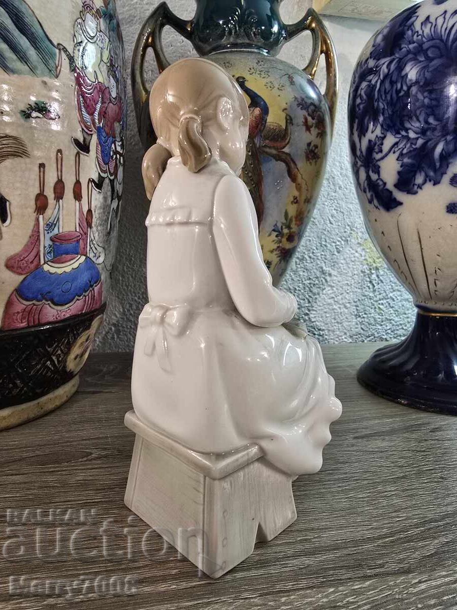 Licitație Figurină de colecție din porțelan marca NAO by Lladro