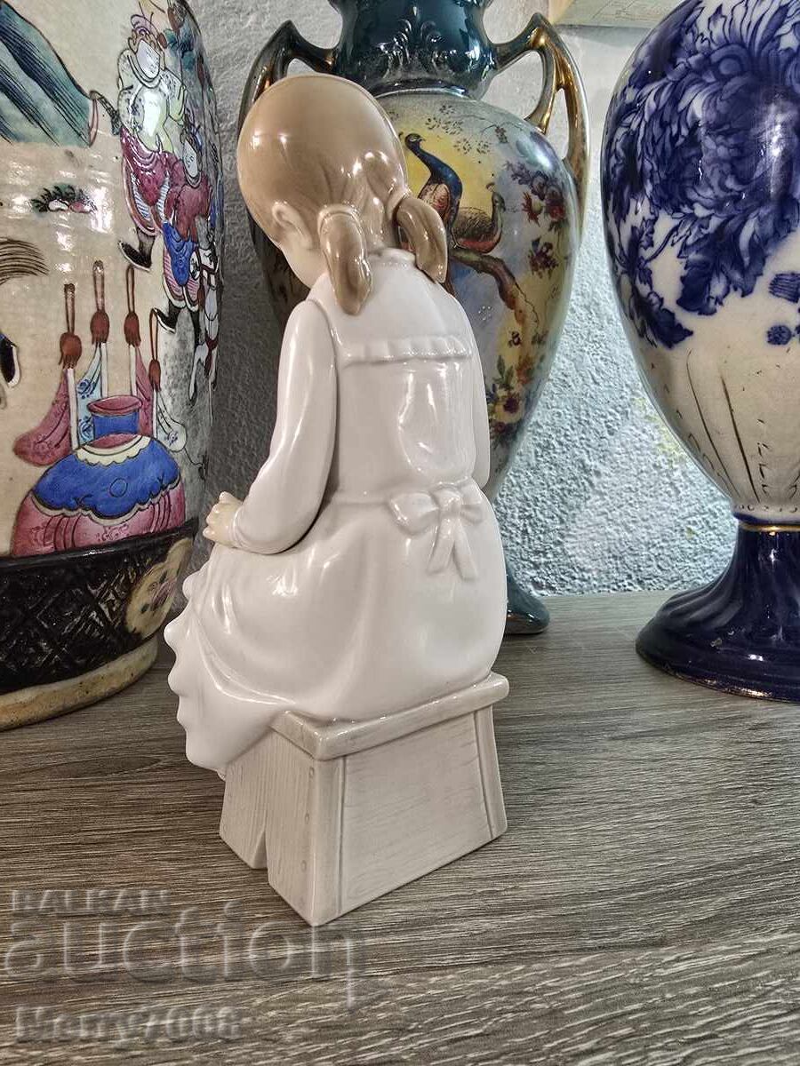 Livrarea Figurină de colecție din porțelan marca NAO by Lladro